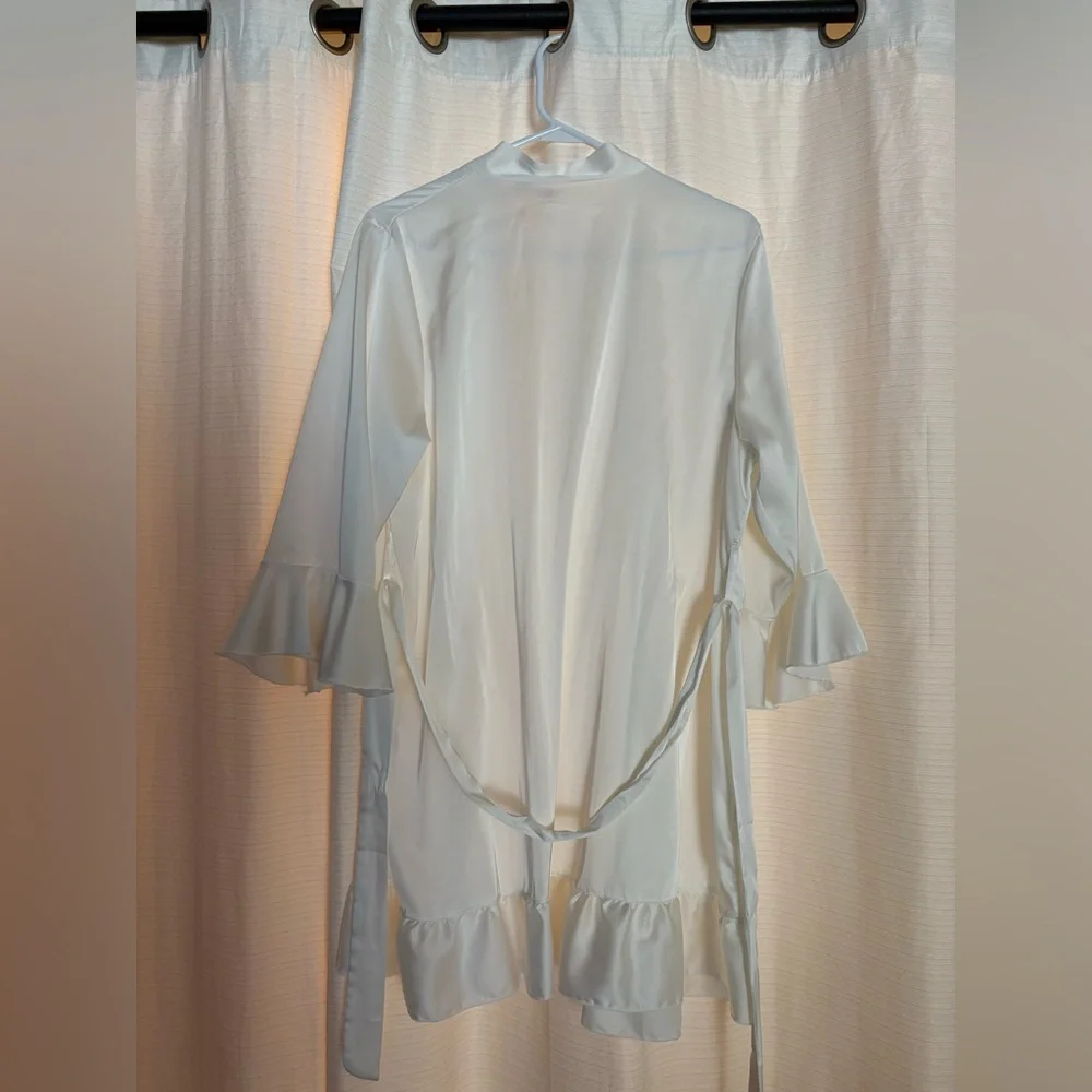 White Silky Robe 👰♀️ - Picture 4 of 8